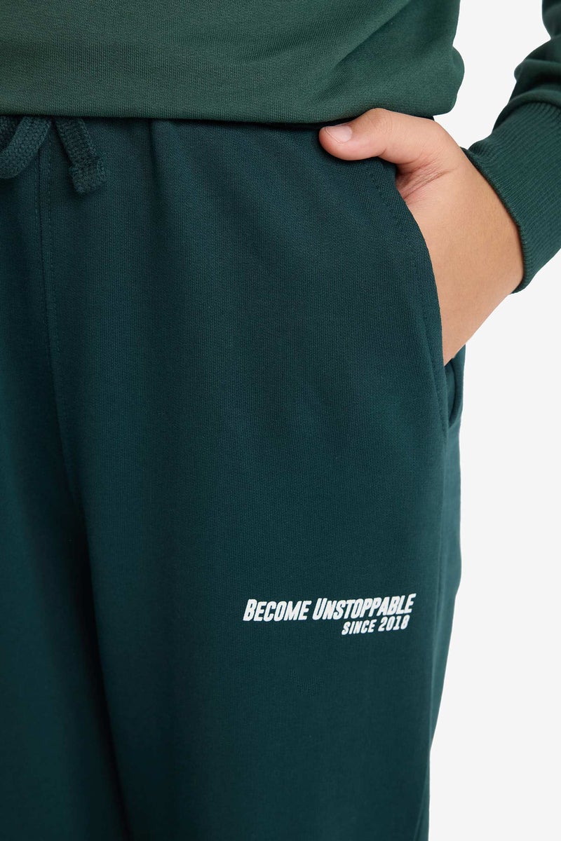 ديفاكتو بنطلون سويت بانتس اولادي بطبعة شعار قصة عادية - Image 4